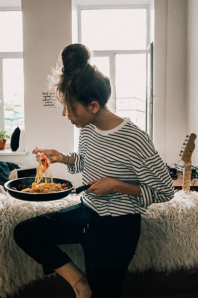 eating-in-bed